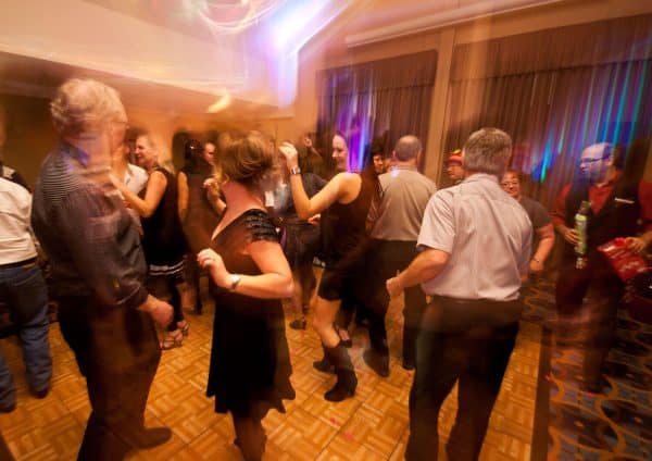 Invités dansant sur une piste de danse bondée
