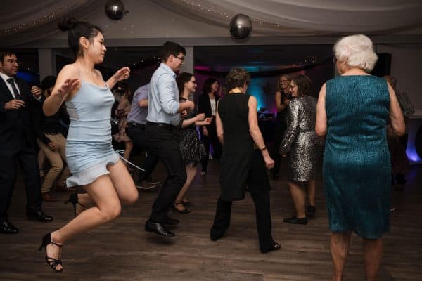 DJ de mariage se produisant avec des lumières et du brouillard  