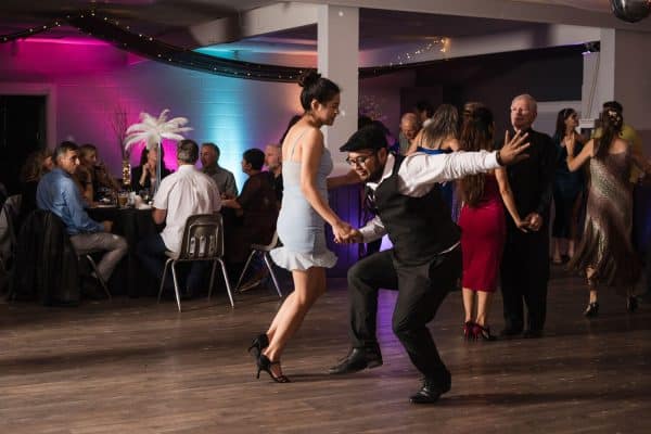 DJ de mariage se produisant avec des lumières et du brouillard  