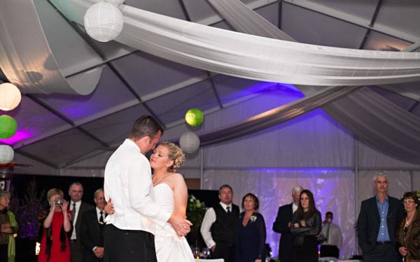 Les mariés partagent leur première danse