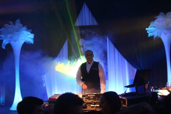 DJ de mariage se produisant avec des lumières et du brouillard  